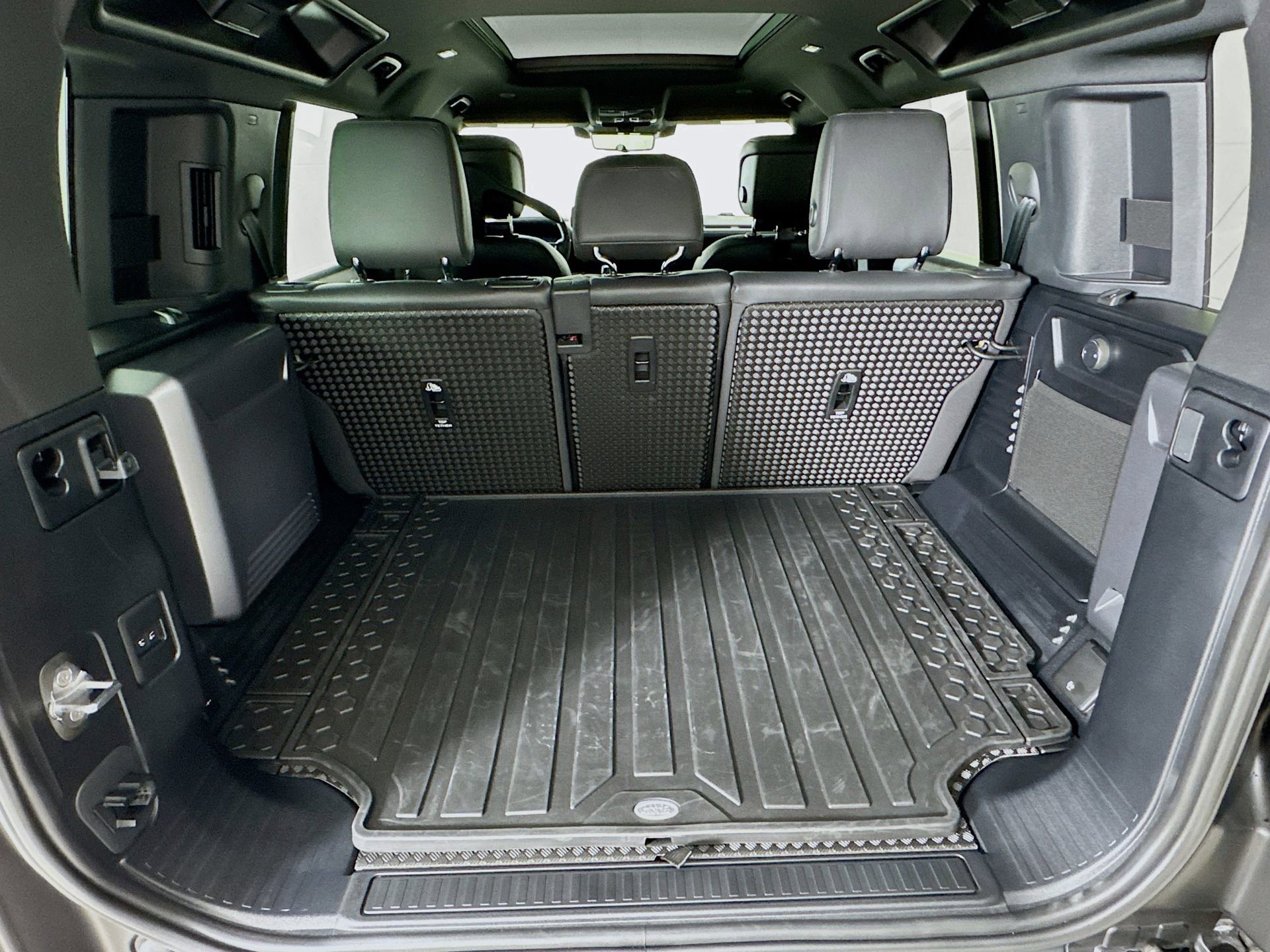 Used 2024 Land Rover Defender 110 Carpathian Edition image 28