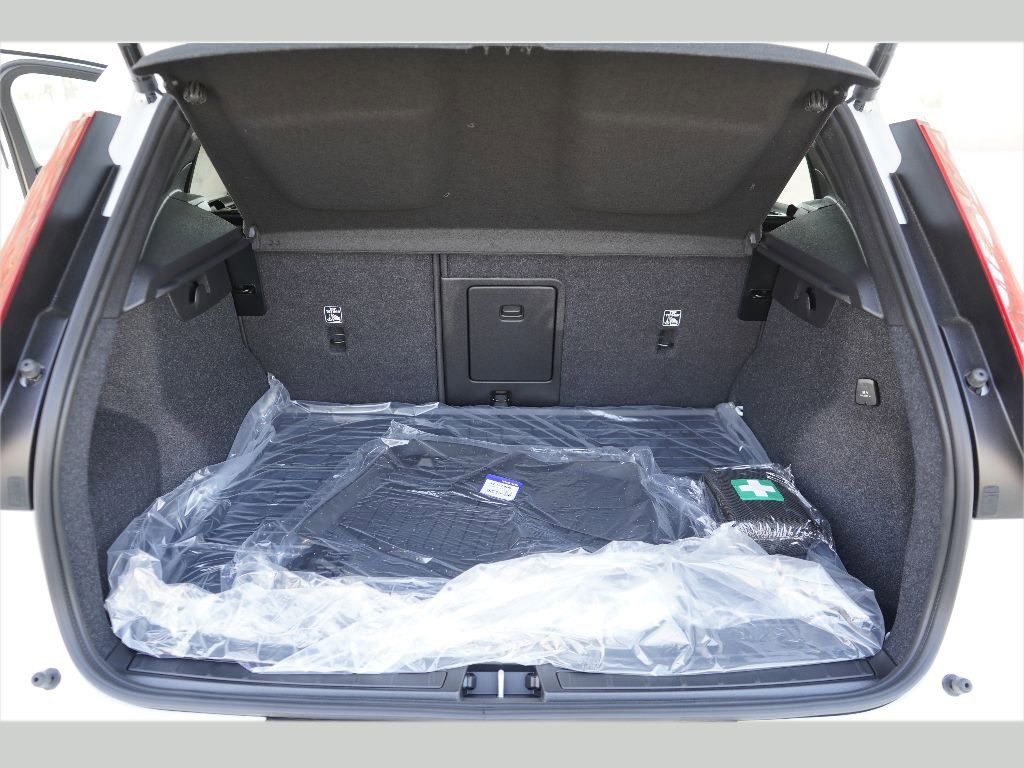 New 2026 Volvo XC40 B5 Plus w/ Protection Package Premier AWD/4WD image 23