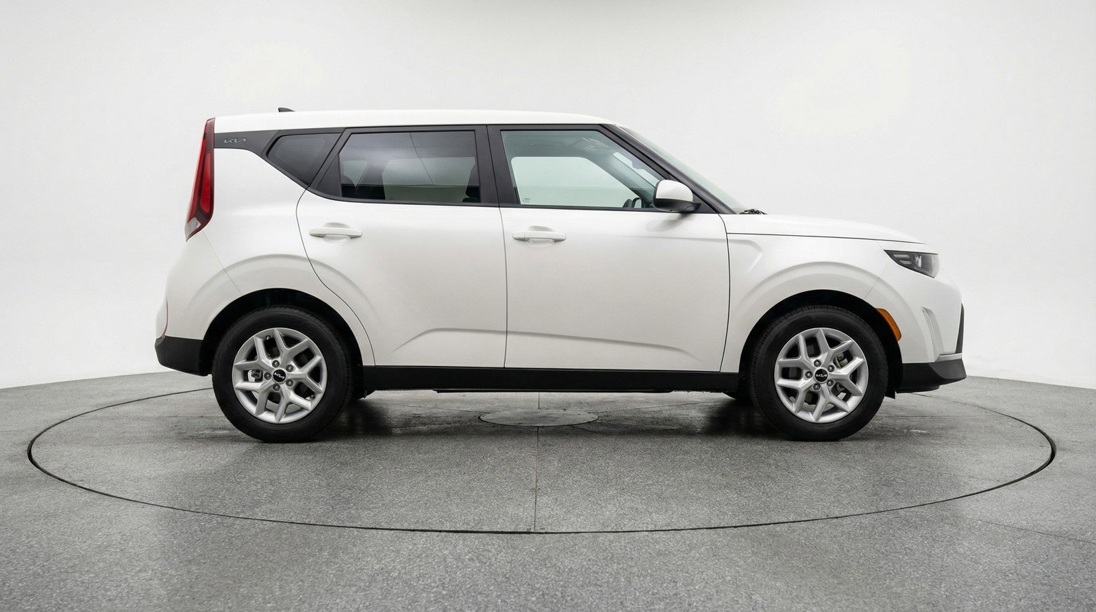 Used 2025 Kia Soul LX w/ LX Technology Package FWD image 11