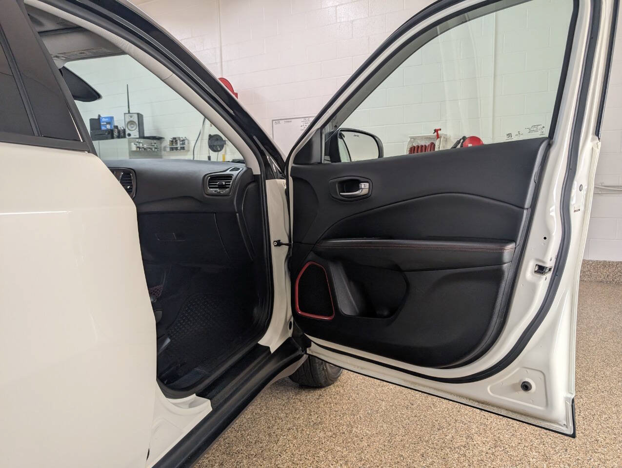 Used 2018 Jeep Compass Trailhawk w/ Navigation Group AWD/4WD image 22
