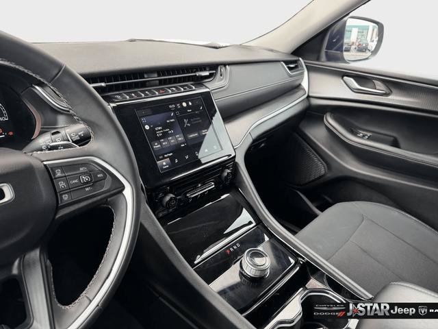 Used 2023 Jeep Grand Cherokee Laredo AWD/4WD image 20