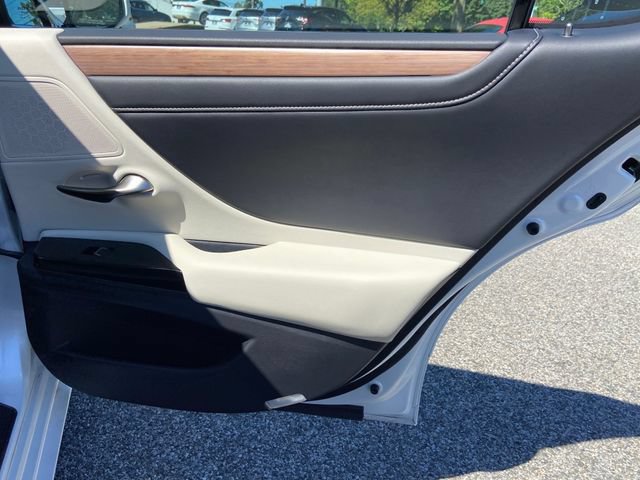 Used 2023 Lexus ES 300h w/ Luxury Package FWD image 28