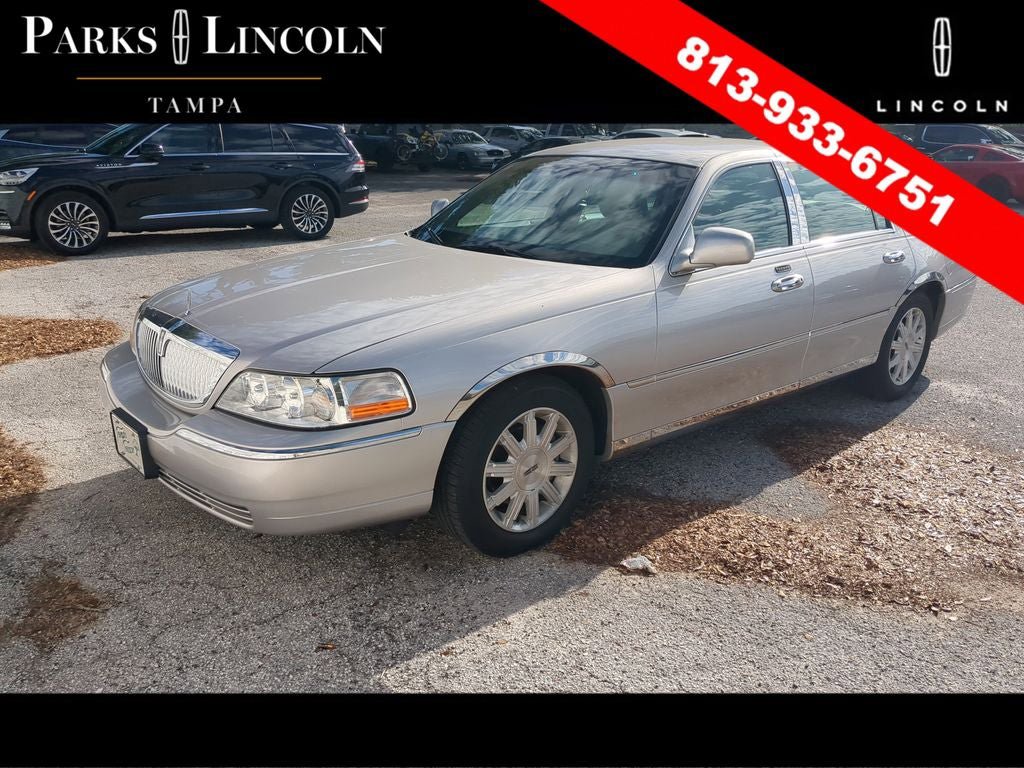 Used 2011 Lincoln Town Car Signature Limited RWD image 3