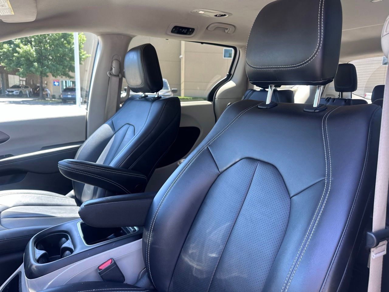 Used 2024 Chrysler Pacifica Touring-L FWD image 21