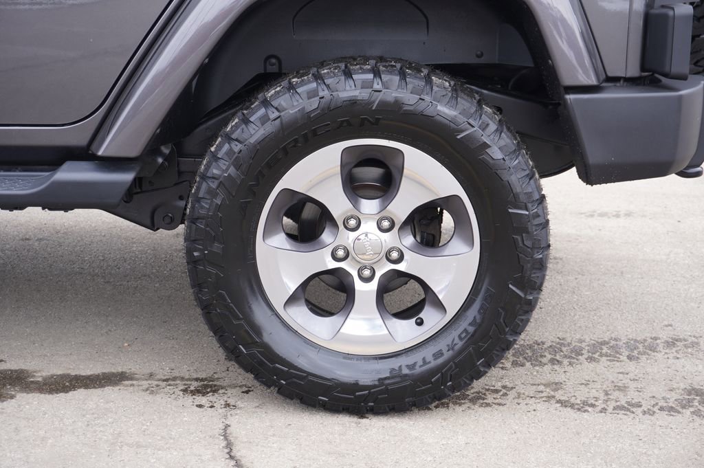 Used 2018 Jeep Wrangler Unlimited Sahara w/ Max Tow Package image 11