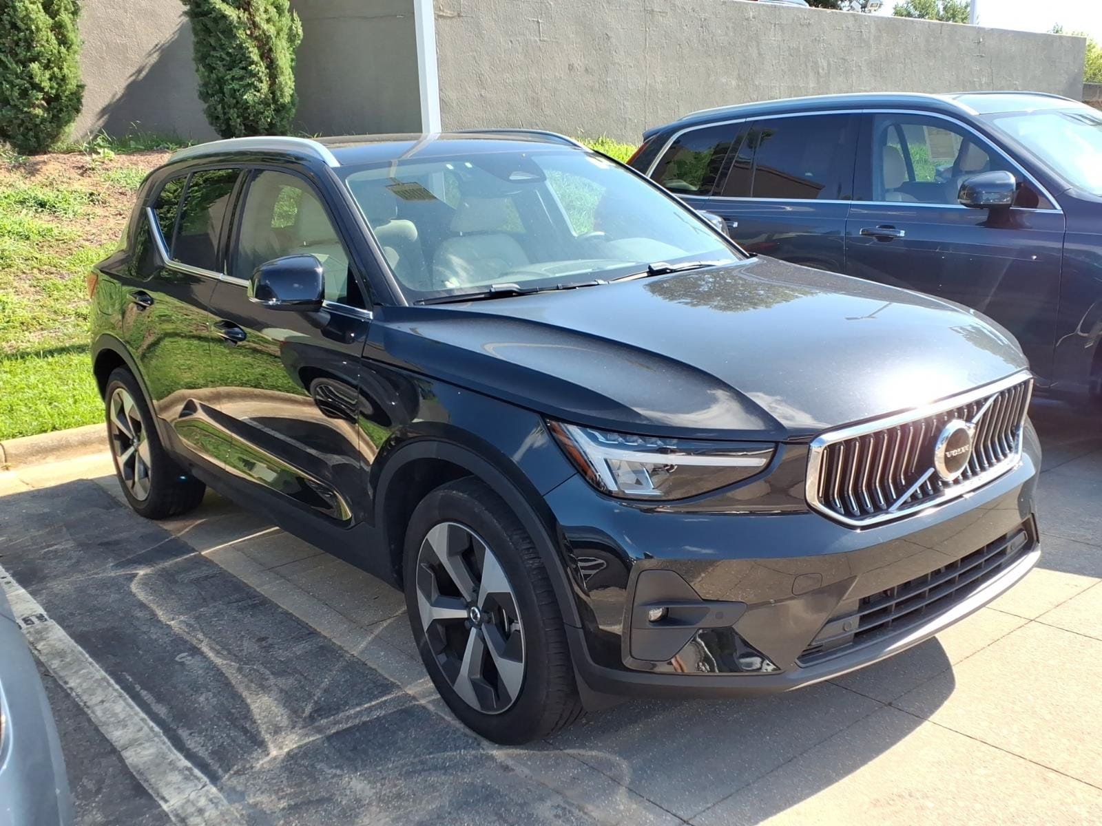 Used 2023 Volvo XC40 B5 Plus w/ Protection Package Premier AWD/4WD image 5