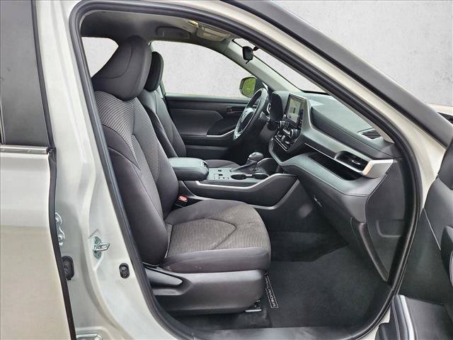 Used 2025 Toyota Highlander LE FWD image 21
