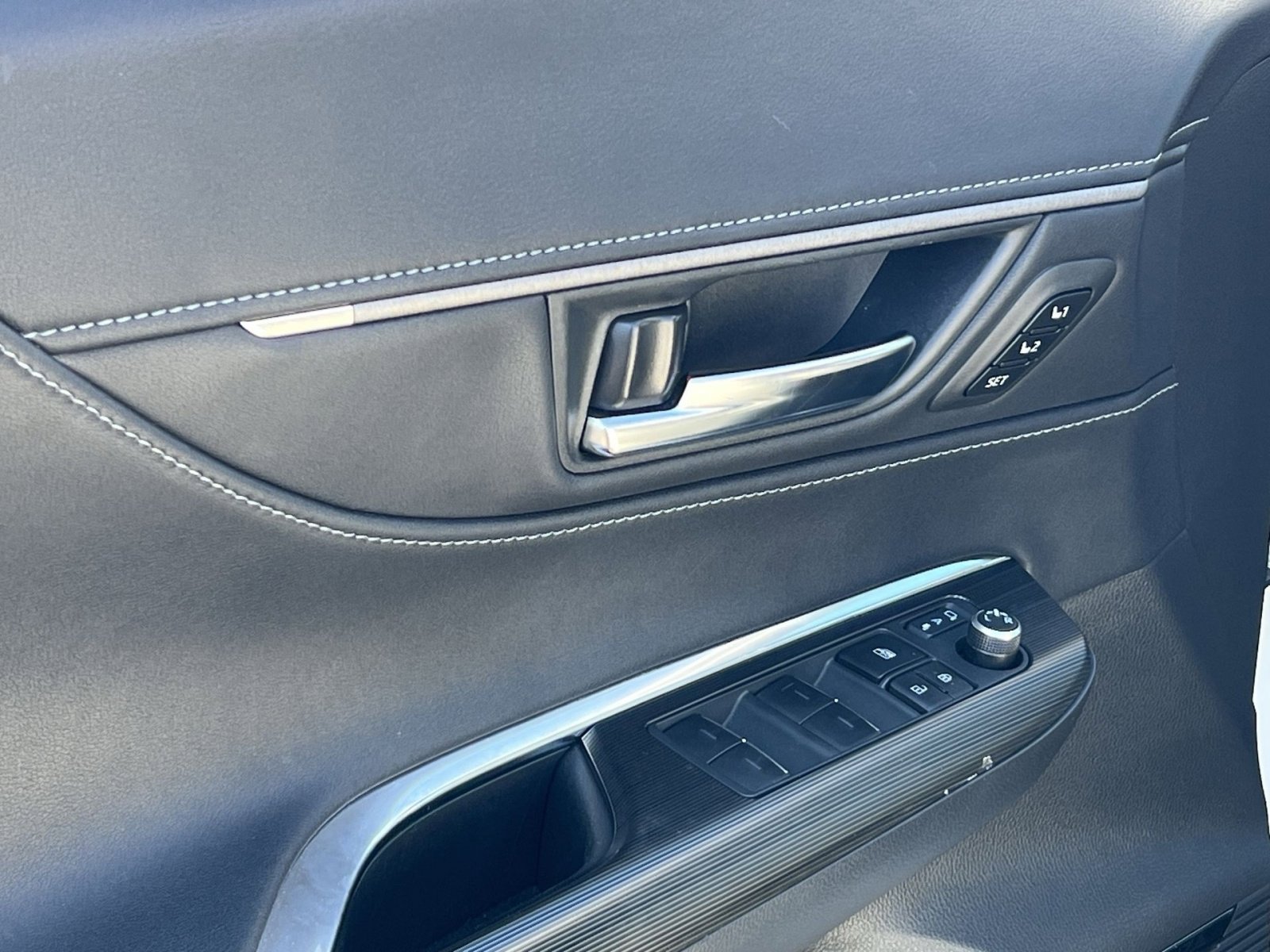 Used 2023 Toyota Venza Nightshade image 15