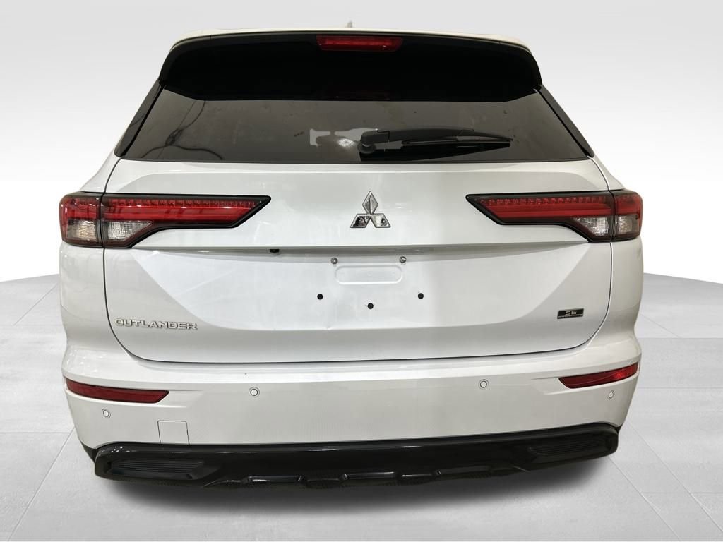 Used 2024 Mitsubishi Outlander SE Black Edition image 4