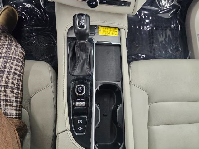 Used 2021 Volvo XC90 T5 Momentum w/ Climate Package image 32