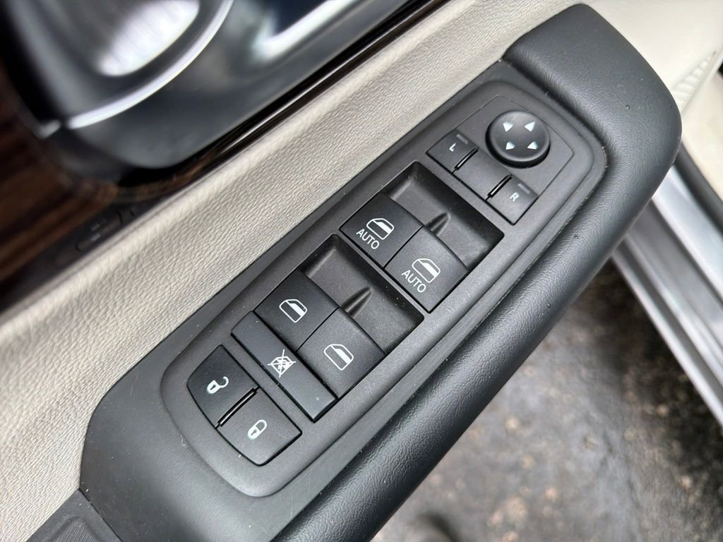 Used 2023 Chrysler Pacifica Limited FWD image 18