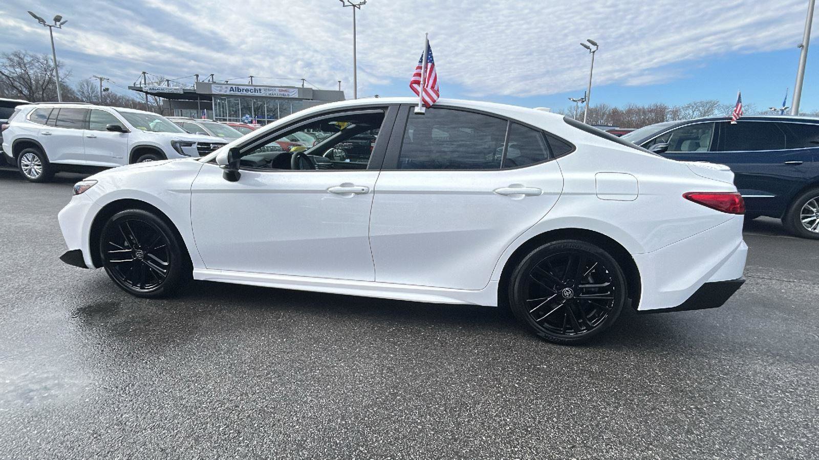 Used 2025 Toyota Camry SE w/ Convenience Package image 4