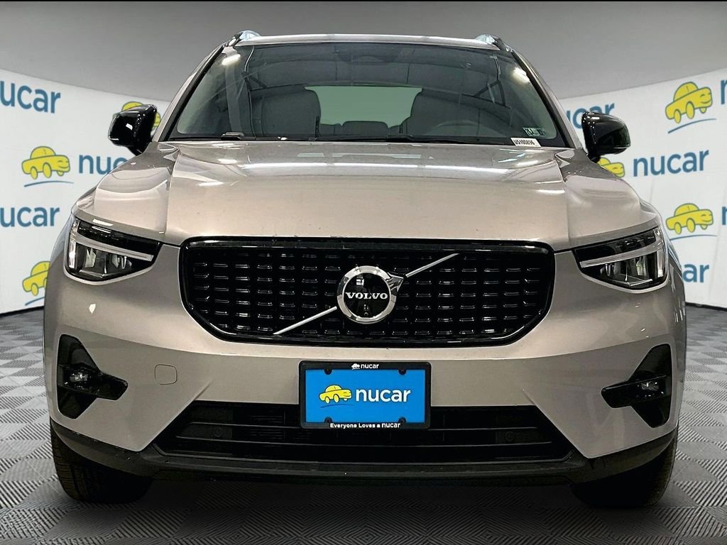 Used 2025 Volvo XC40 B5 Plus image 2