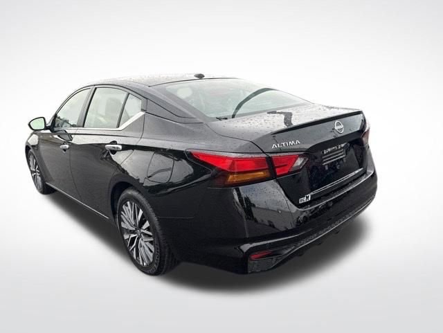 Used 2025 Nissan Altima 2.5 SV FWD image 3