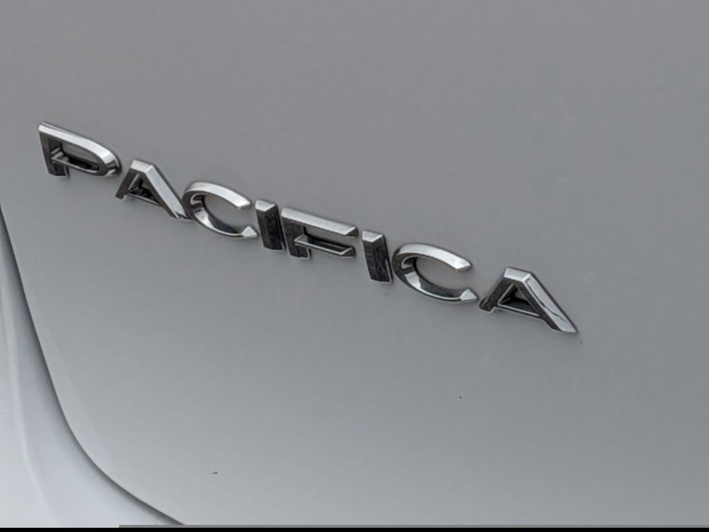 Used 2024 Chrysler Pacifica Touring-L image 12