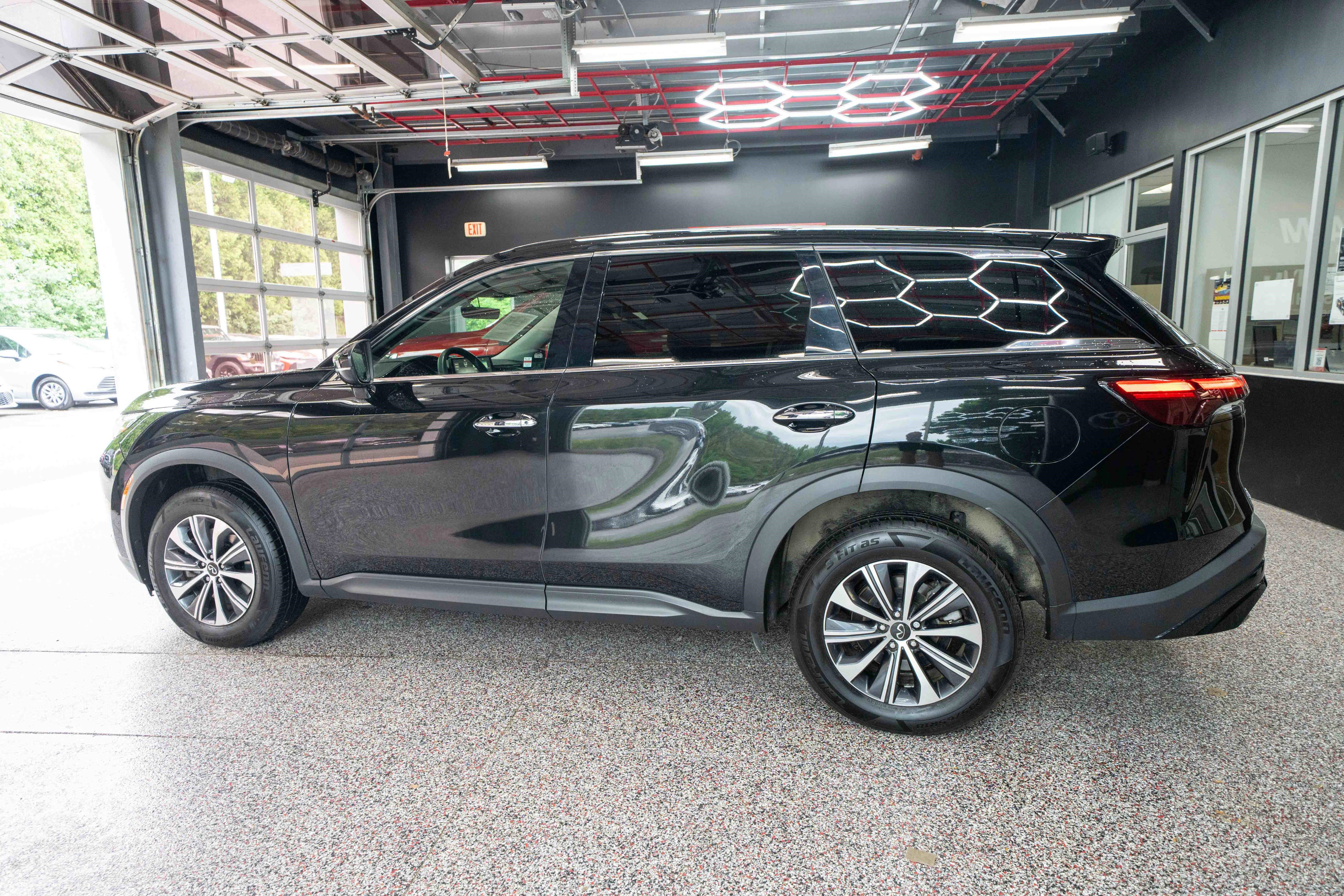 Used 2023 INFINITI QX60 Pure AWD/4WD image 2