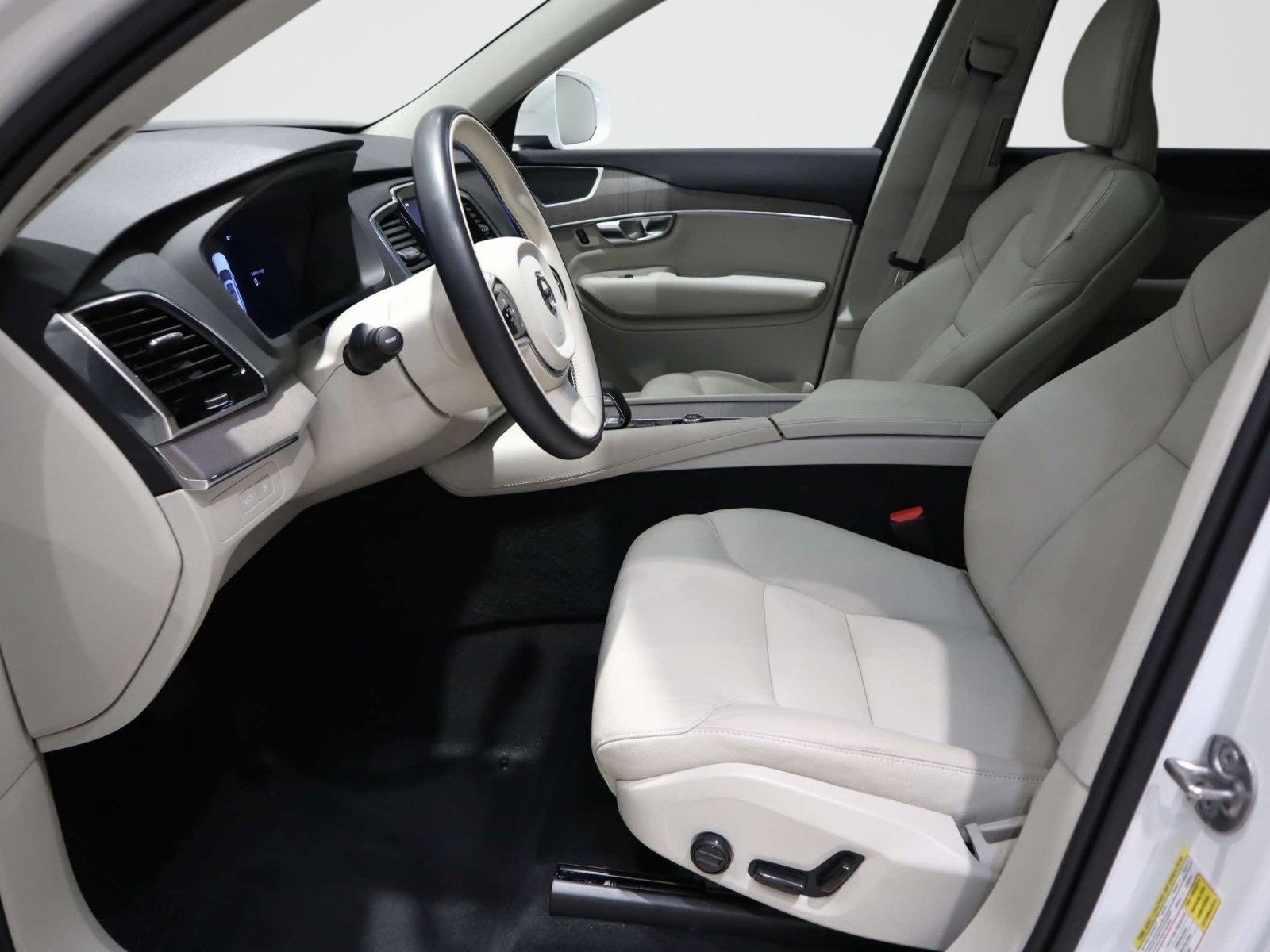 Used 2025 Volvo XC90 T8 Plus w/ Protection Package Premier AWD/4WD image 17