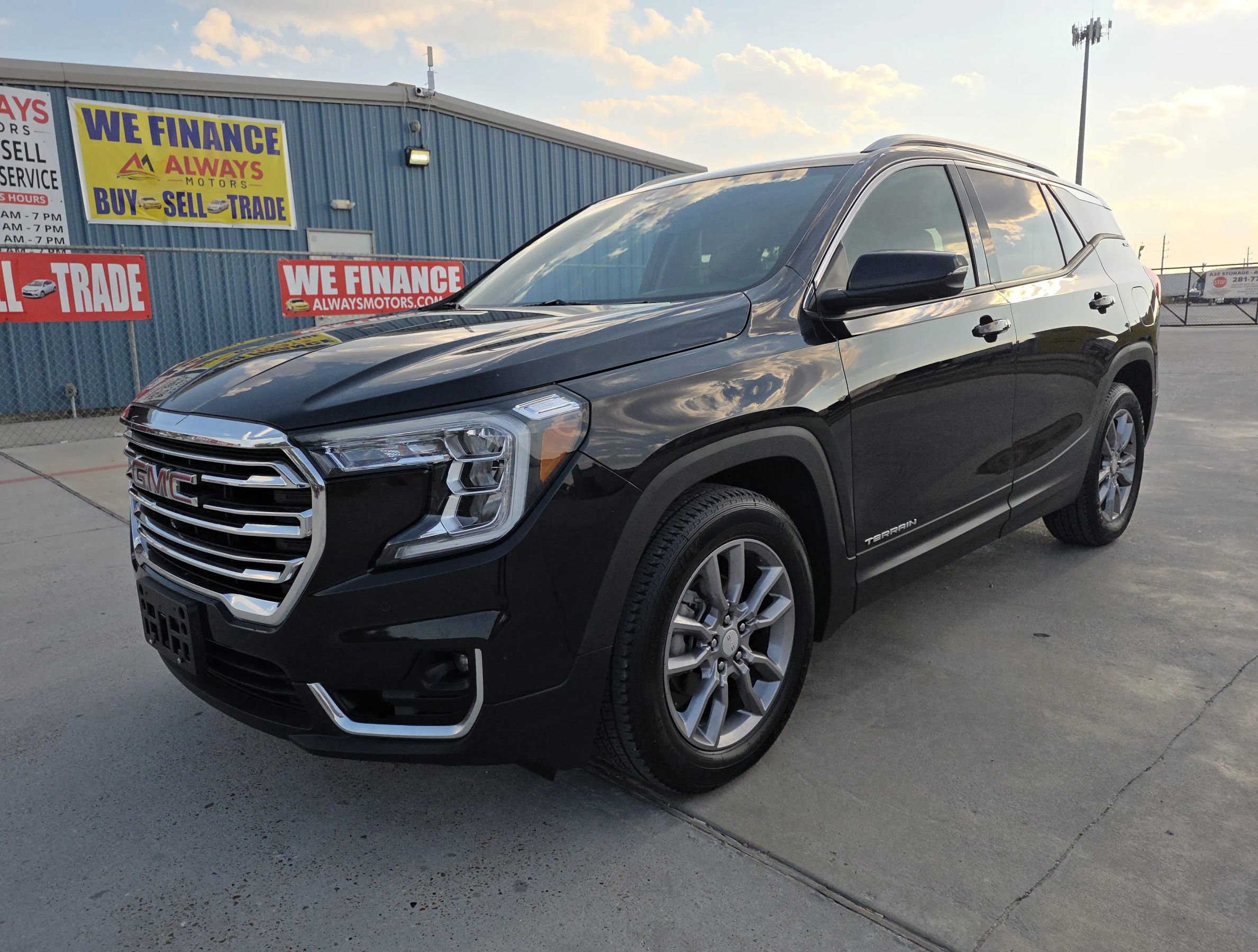 Used 2022 GMC Terrain SLT w/ Infotainment Package II image 3