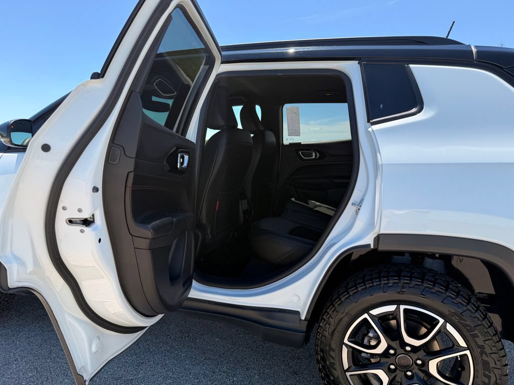 Used 2025 Jeep Compass Trailhawk AWD/4WD image 17