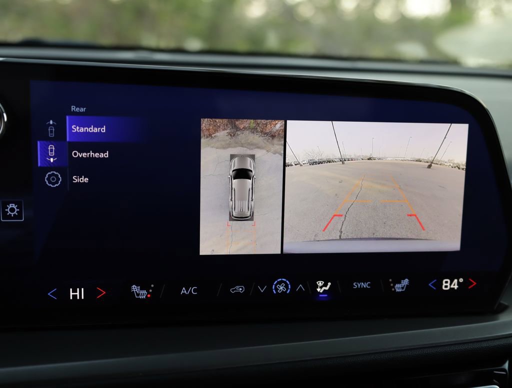 Used 2024 Chevrolet Traverse LT w/ Midnight/Sport Edition image 17