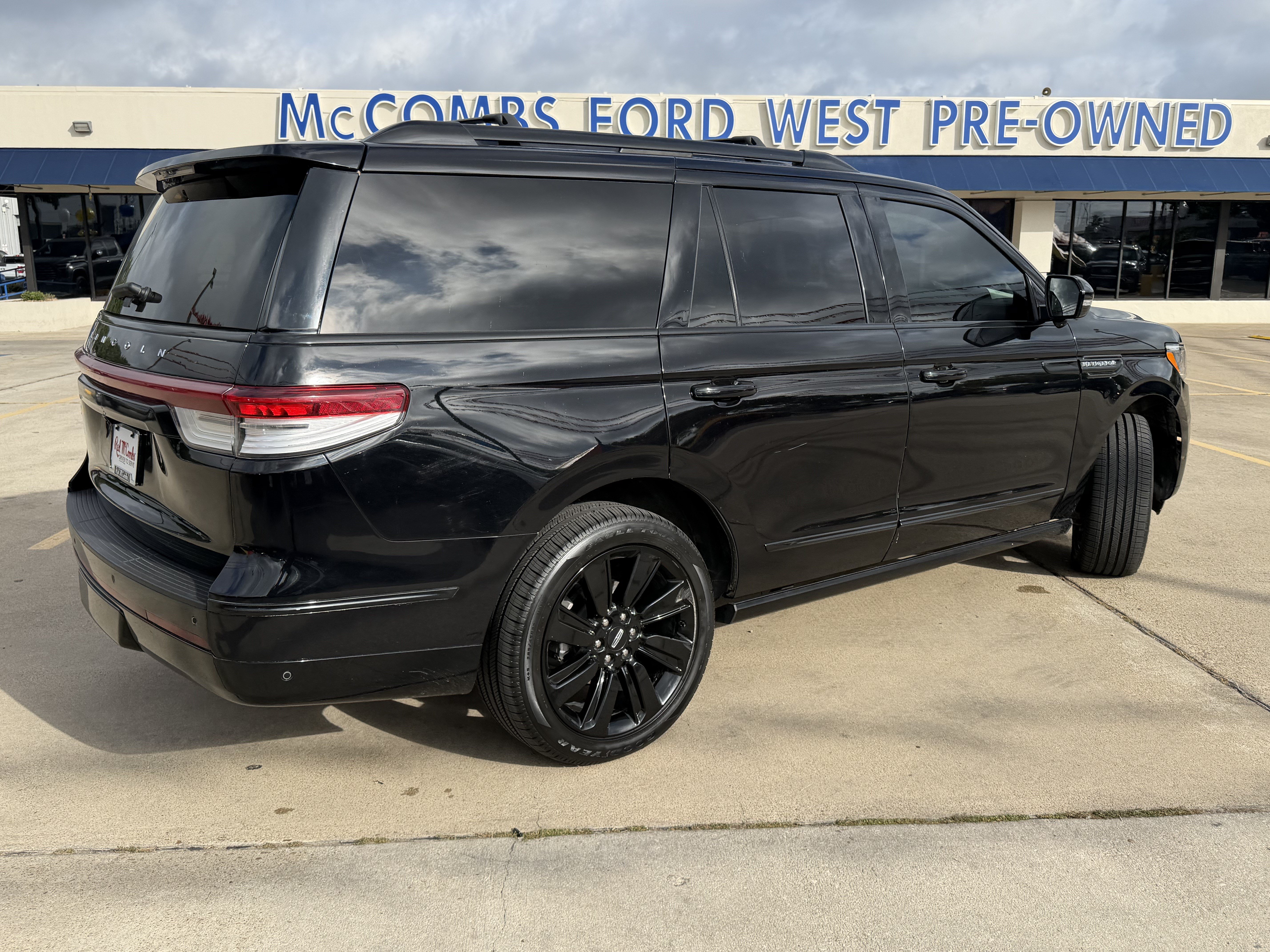 Used 2023 Lincoln Navigator Reserve AWD/4WD image 6