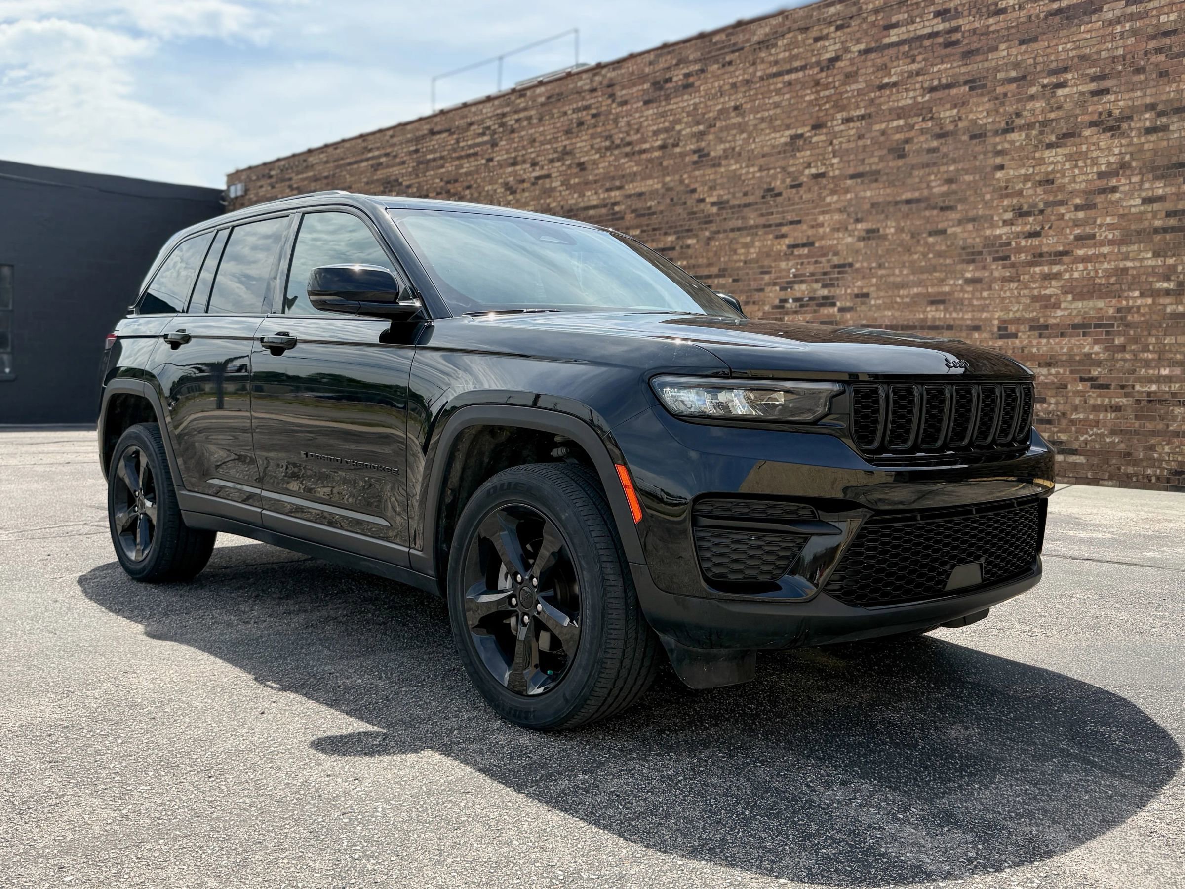 Used 2022 Jeep Grand Cherokee Altitude AWD/4WD image 1