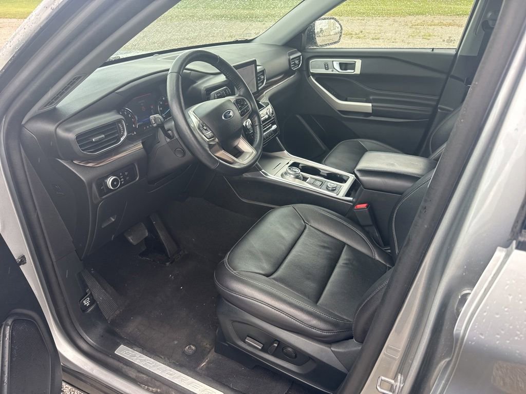 Used 2022 Ford Explorer Limited w/ Equipment Group 301A AWD/4WD image 22