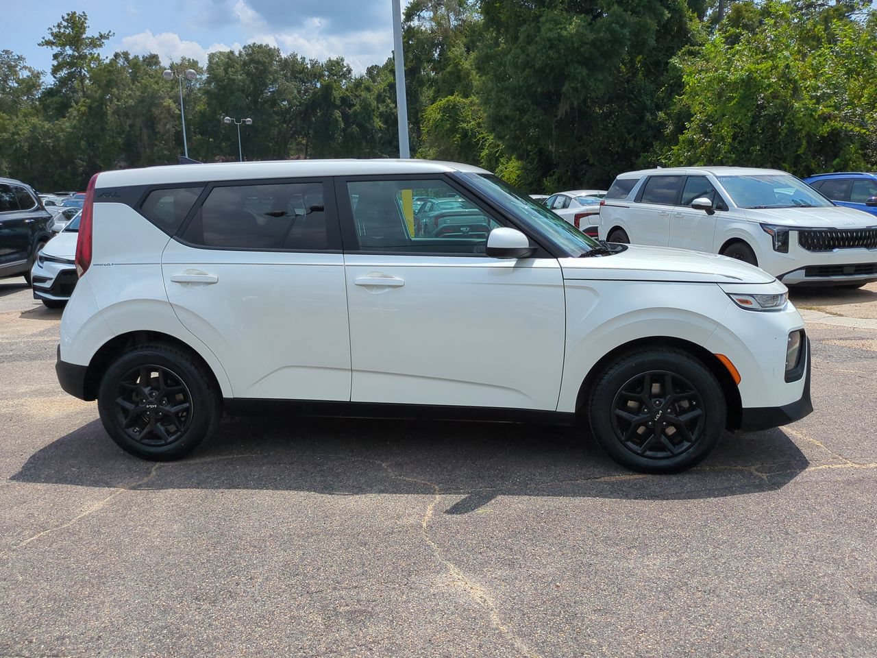 Certified 2022 Kia Soul LX w/ Technology Package FWD image 4