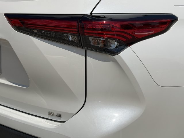 Used 2021 Toyota Highlander XLE FWD image 7