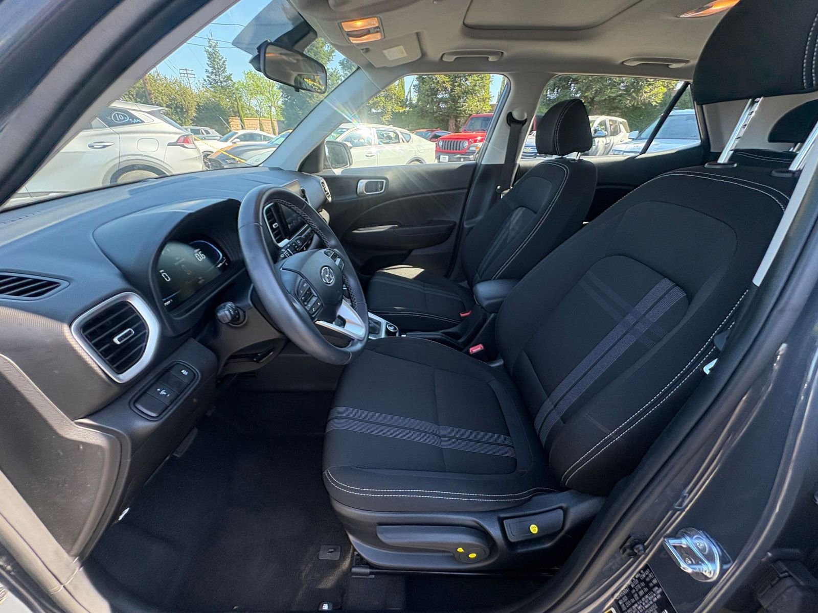 Used 2025 Hyundai Venue SEL image 25