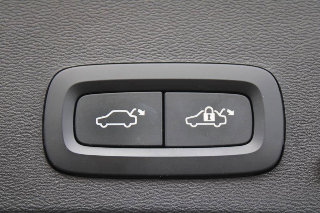 Used 2021 Volvo XC40 T5 R-Design image 11