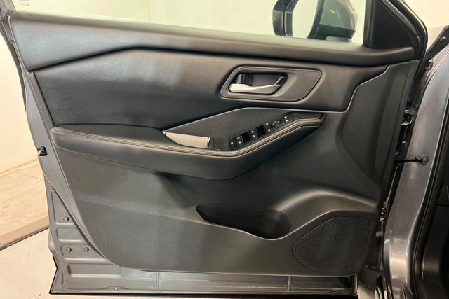 Used 2025 Nissan Rogue SV FWD image 14