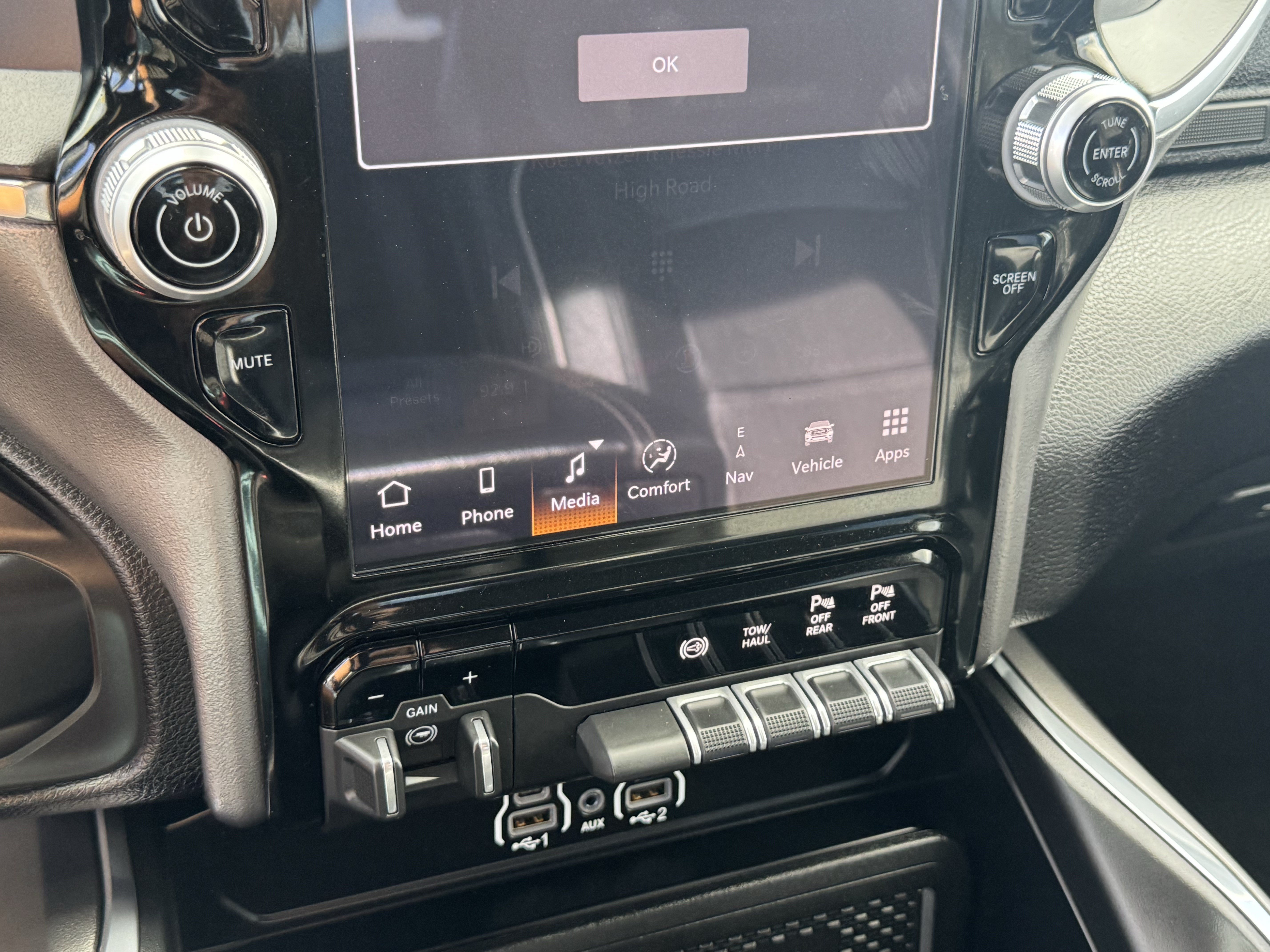 Used 2025 RAM 2500 Laramie AWD/4WD image 18
