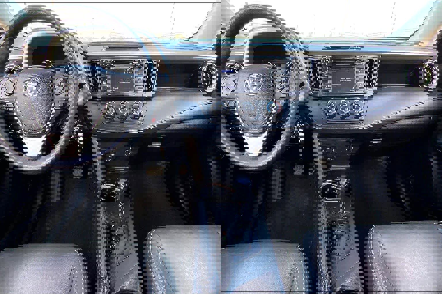 Used 2018 Toyota RAV4 LE image 14