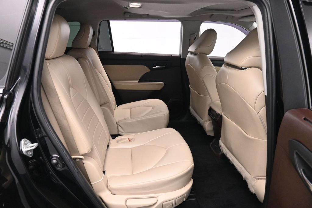 Used 2022 Toyota Highlander XLE AWD/4WD image 23