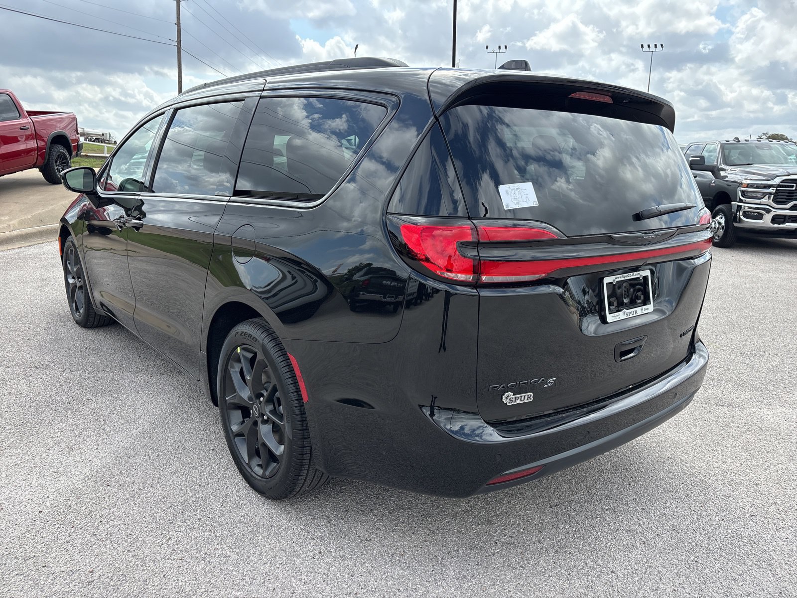 New 2026 Chrysler Pacifica Limited w/ S Appearance Package FWD image 4