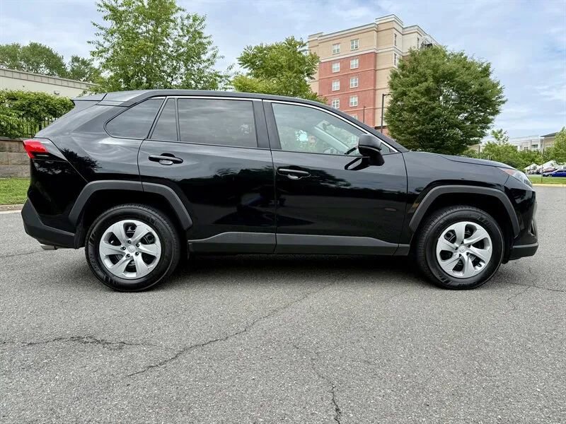 Used 2022 Toyota RAV4 LE image 4