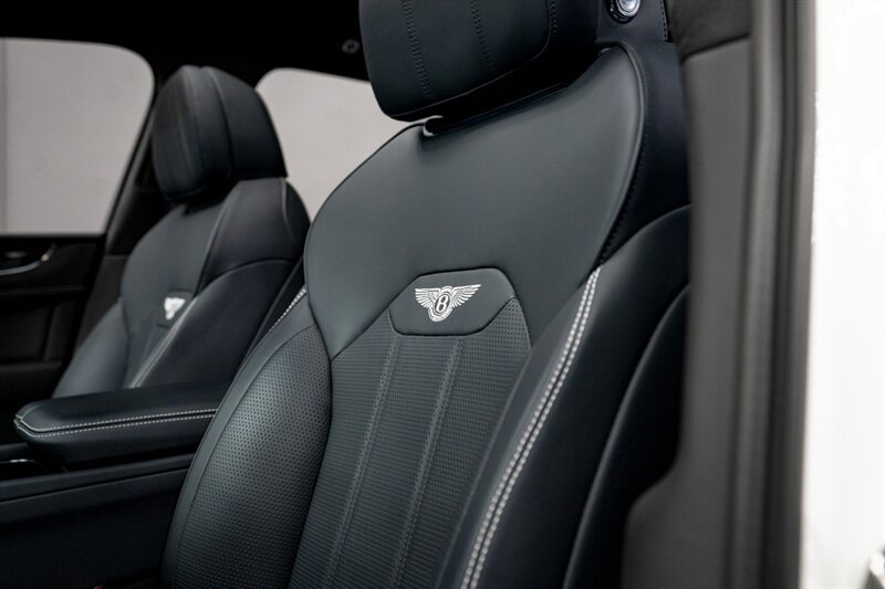 Used 2024 Bentley Bentayga AWD/4WD image 32