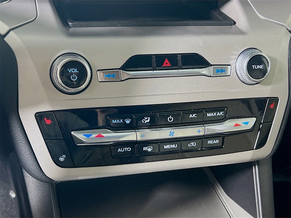 Used 2024 Ford Explorer XLT w/ Equipment Group 202A image 15