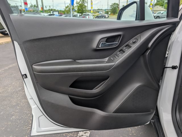 Used 2022 Chevrolet Trax LT w/ LT Convenience Package AWD/4WD image 9