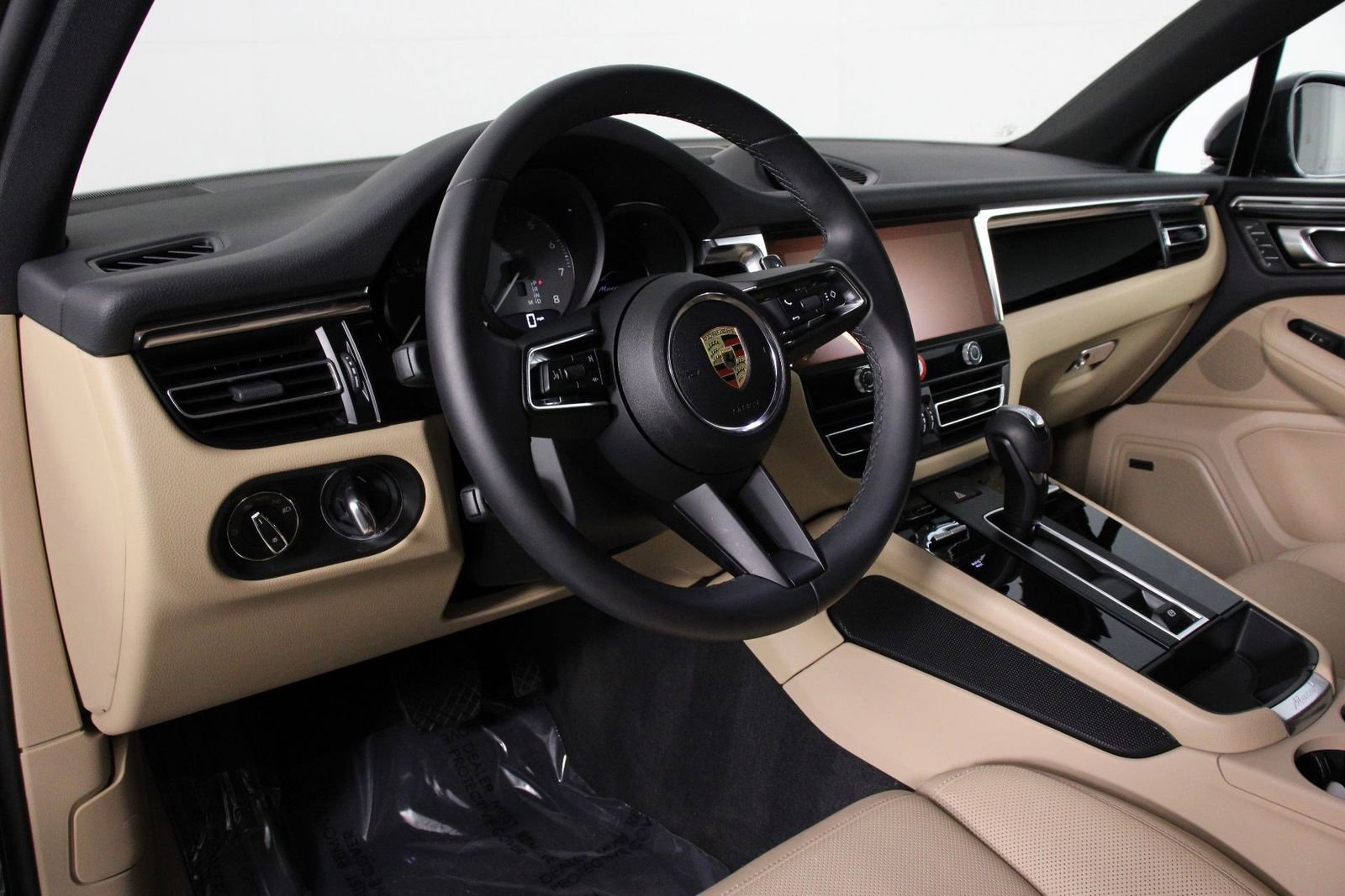 Certified 2025 Porsche Macan S image 4