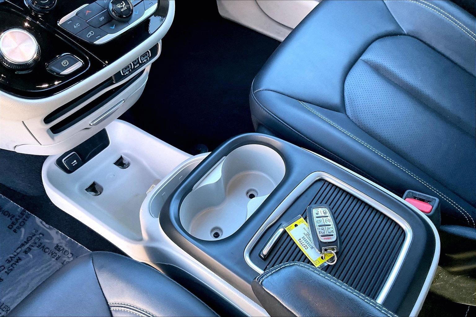 Used 2024 Chrysler Pacifica Touring-L image 15