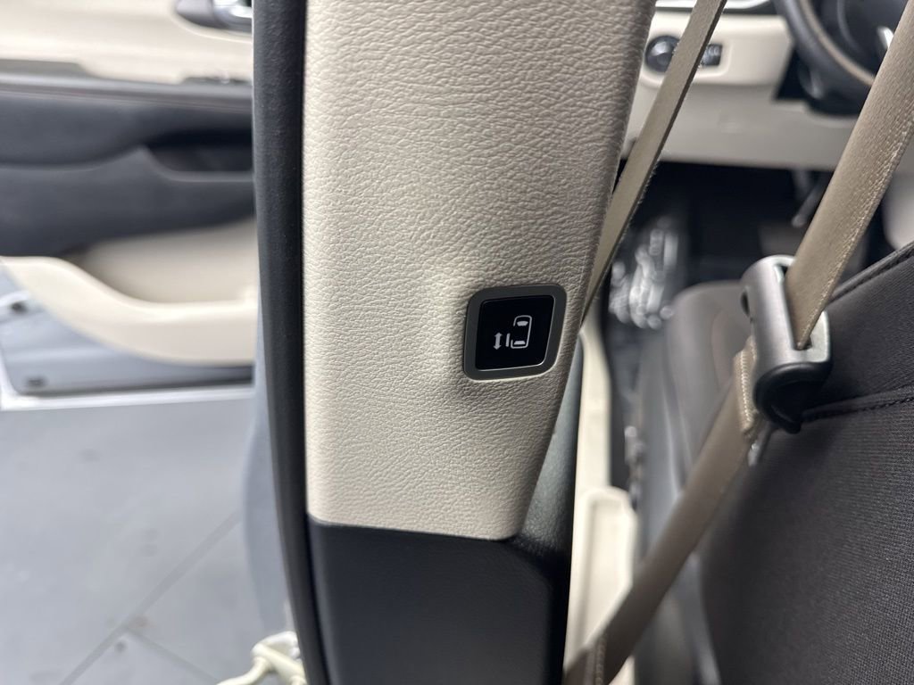 Used 2020 Chrysler Pacifica Touring image 42