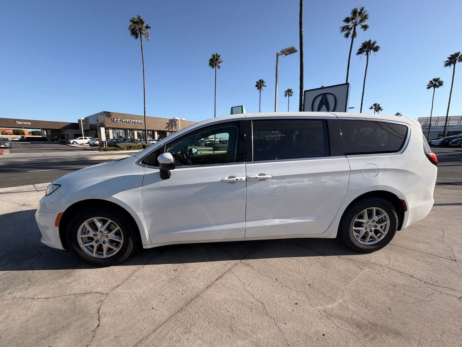 Used 2023 Chrysler Pacifica Touring-L FWD image 2