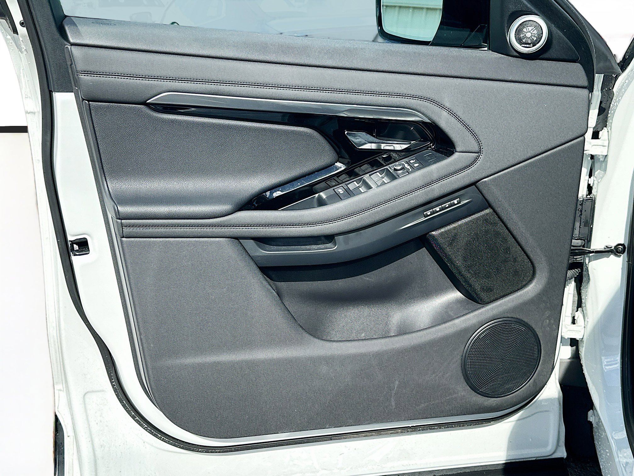 Used 2022 Land Rover Range Rover Evoque R-Dynamic SE image 22