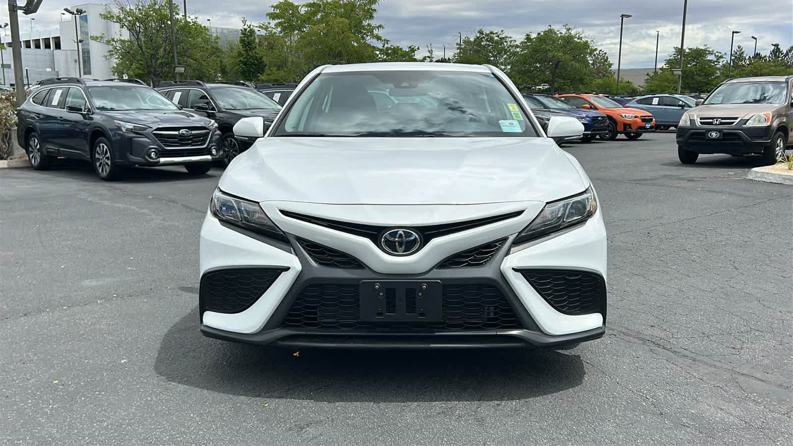 Used 2022 Toyota Camry SE FWD image 2