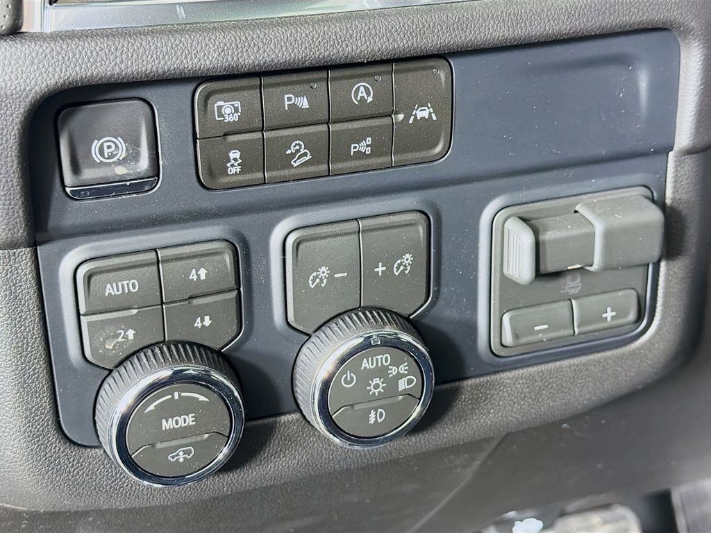 New 2026 Chevrolet Suburban High Country AWD/4WD image 10