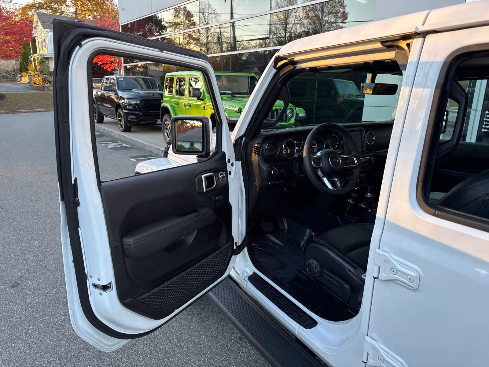 Used 2023 Jeep Wrangler Unlimited Sahara image 11