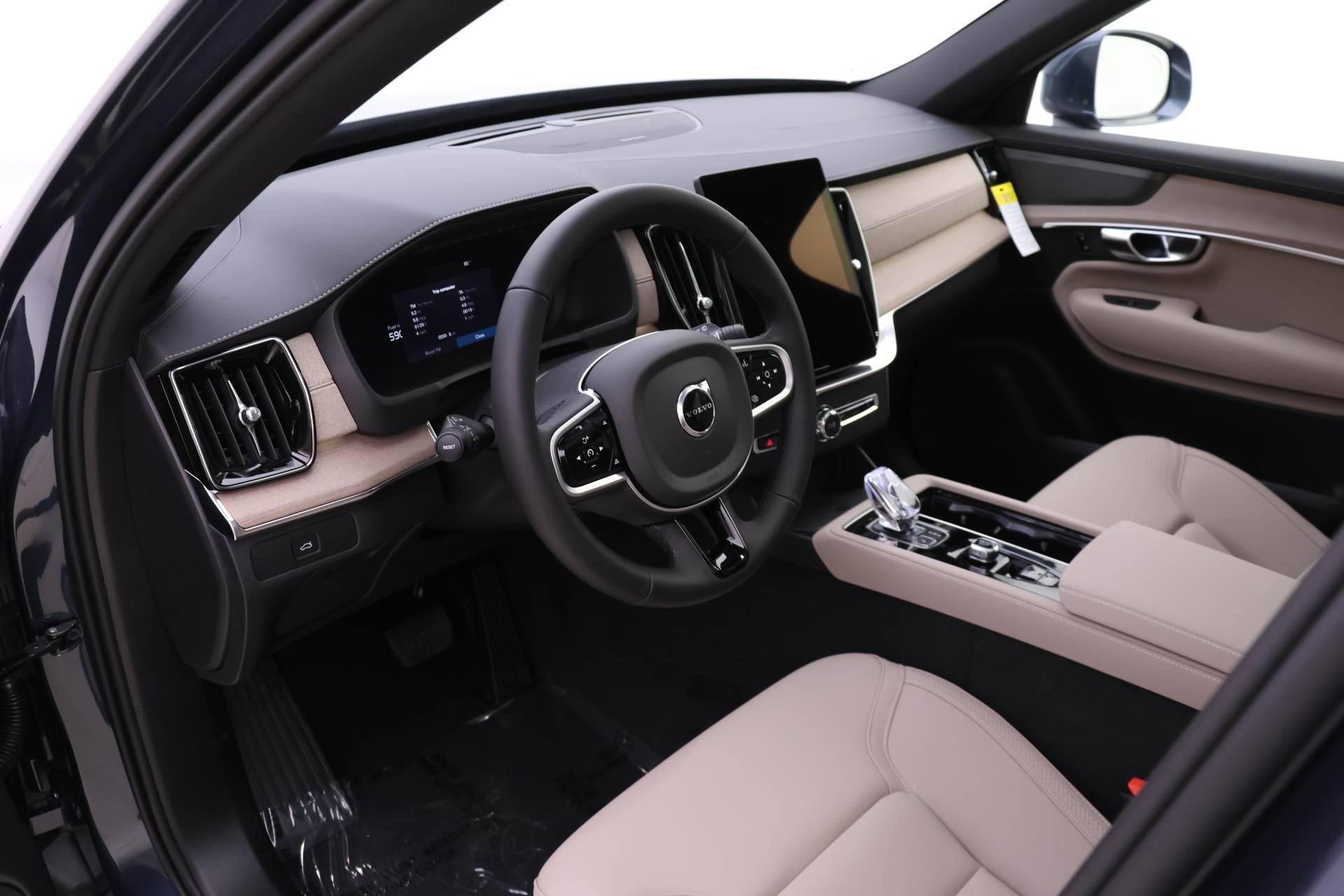 New 2026 Volvo XC90 B6 Plus w/ Protection Package Premier image 6