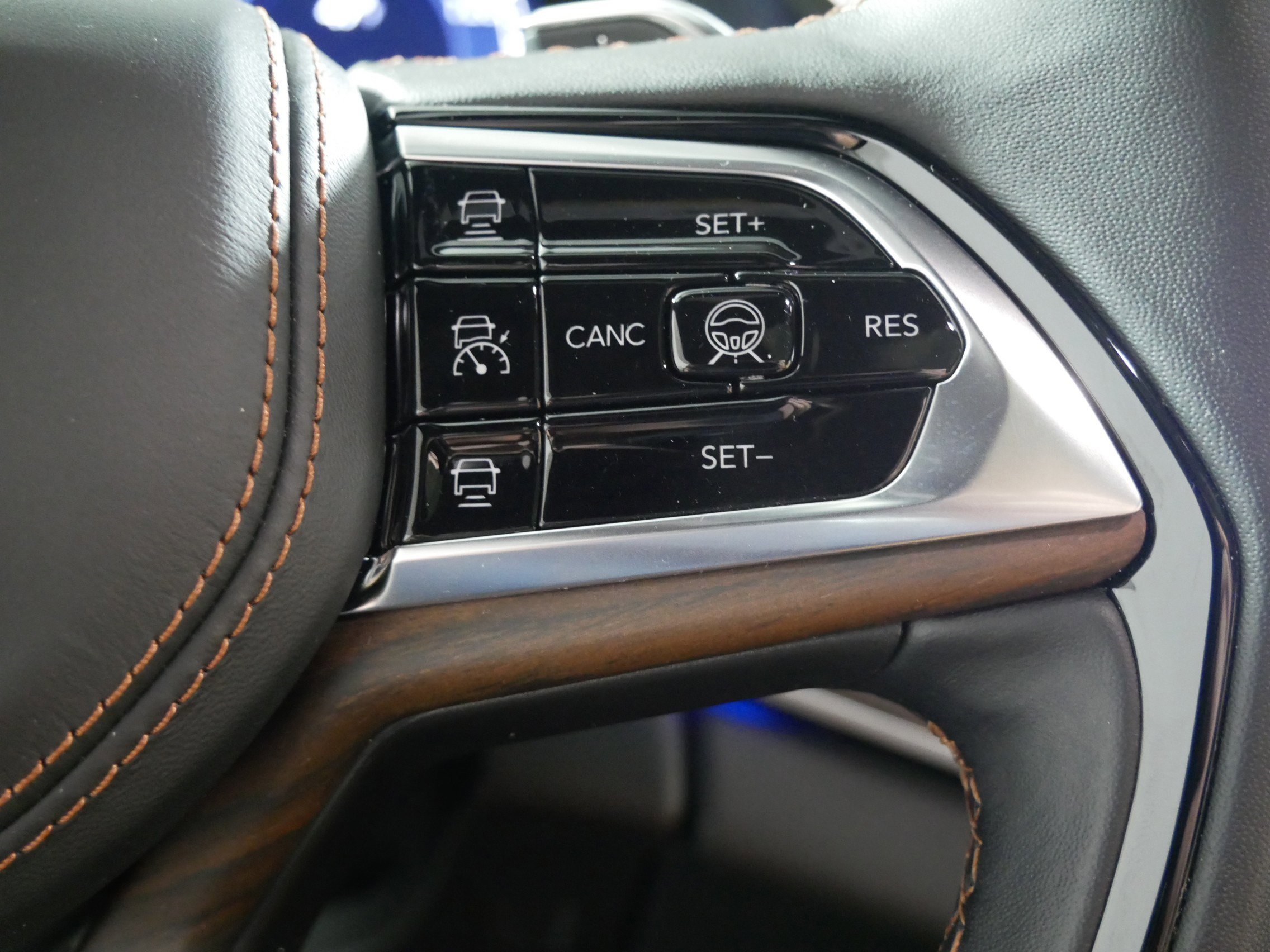 Used 2023 Jeep Grand Cherokee Summit w/ Luxury Tech Group V image 28